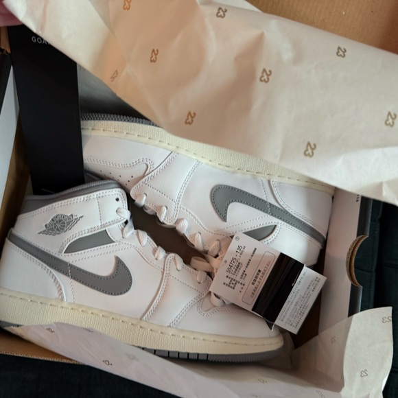 NWT Nike Air Jordan 1 Mid GS - 6.5Y/EU39 - Picture 13 of 15